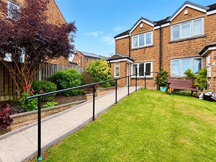 2 Bedroom Town House For Sale In Stonehouse Drive, Queensbury, Bradford, BD13