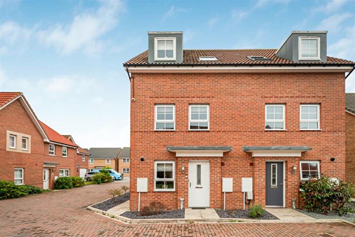 3 Bedroom Semi-Detached House For Sale In Fieldside, Carlton, DN14