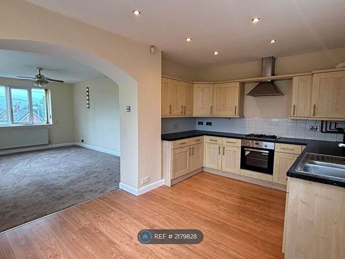 3 Bedroom Flat To Rent In Castleton, Rochdale, OL11