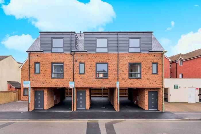 2 Bedroom Terraced House To Rent In High Street, Farnborough, Hampshire, GU14