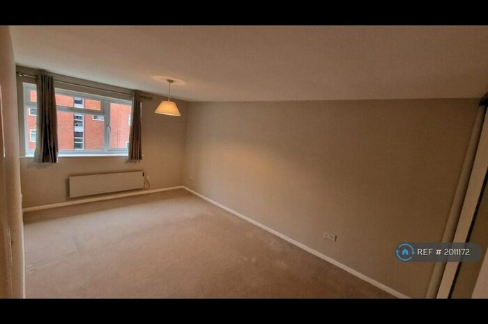 2 Bedroom Flat To Rent In Cobblers Close, Slough, SL2