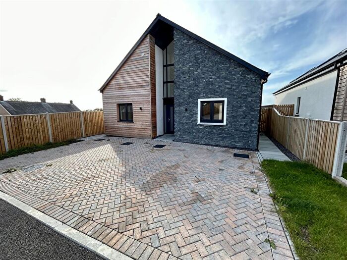 4 Bedroom Detached Bungalow For Sale In Parc Peris, Llanon, SY23