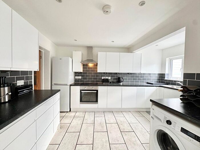 3 Bedroom Flat To Rent In Chipstead Valley Road, Coulsdon, CR5