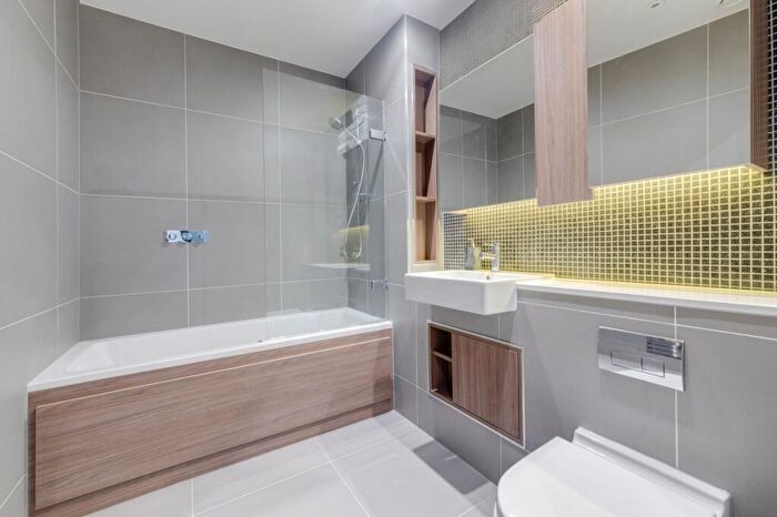 2 Bedroom Flat For Sale In The Parkhouse, Kayani Avenue, N4