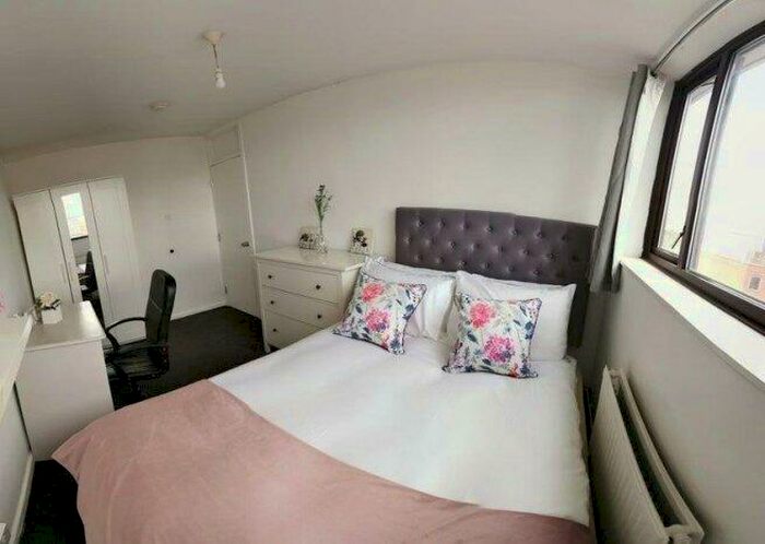 4 Bedroom Flat To Rent In Crondall Street, N1