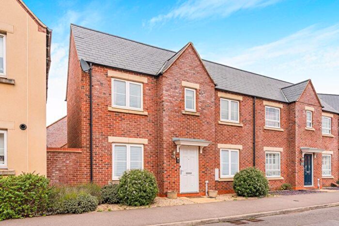 3 Bedroom Semi Detached House For Sale In Songthrush Road, Banbury - No Onward Chain, OX15