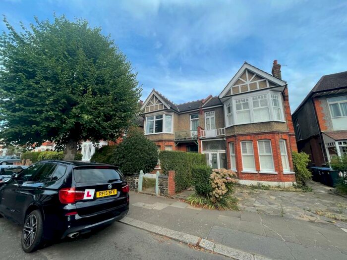 3 Bedroom Flat To Rent In Lakeside Road, Palmers Green, N13