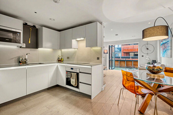 2 Bedroom Apartment For Sale In Wharf Road, London, N1