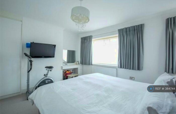 3 Bedroom Semi-Detached House To Rent In Howard Walk, London, N2