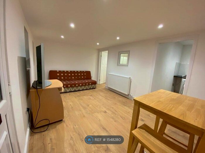 Studio To Rent In Twickenham Road, Hanworth, Feltham, TW13