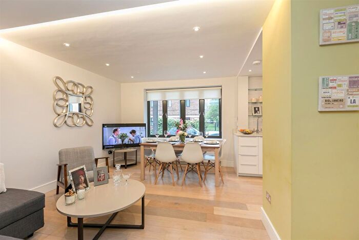 3 Bedroom Flat To Rent In Basing Street, London, W11