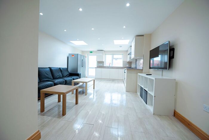 6 Bedroom Terraced House To Rent In De Beauvoir Road, Reading, RG1