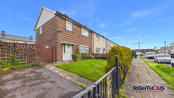3 Bedroom Semi-Detached House To Rent In Blackshaw Drive, Bradford, BD6