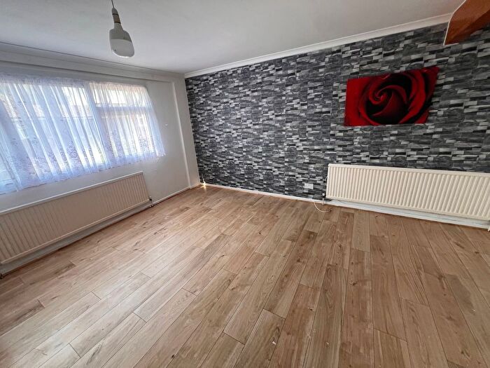 3 Bedroom Maisonette To Rent In Civic Way, Ilford, IG6