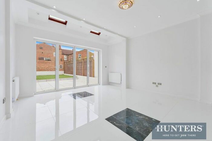 5 Bedroom Property To Rent In Whitestile Road, Brentford, TW8