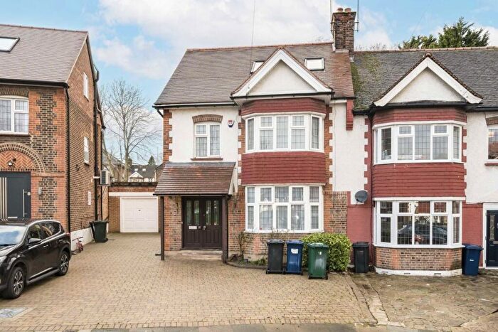 5 Bedroom House To Rent In Singleton Scarp, North Finchley, N12