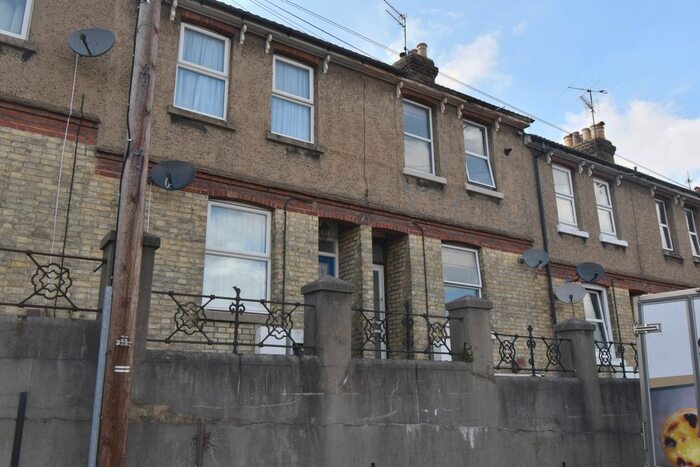 3 Bedroom Terraced House To Rent In Mount Road, Chatham, ME4