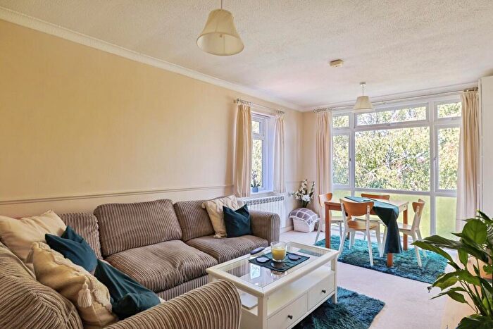 2 Bedroom Flat For Sale In Mount Road, Poole, Dorset, BH14