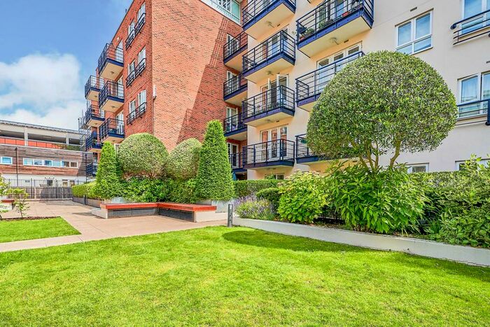 2 Bedroom Flat To Rent In Royal Quarter - Kinsgton Upon Thames, KT2