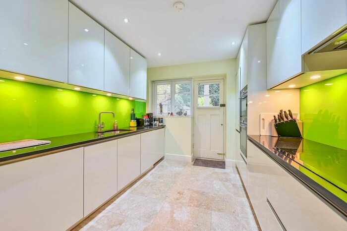 2 Bedroom Flat To Rent In Roehampton Close, Roehampton, London, SW15