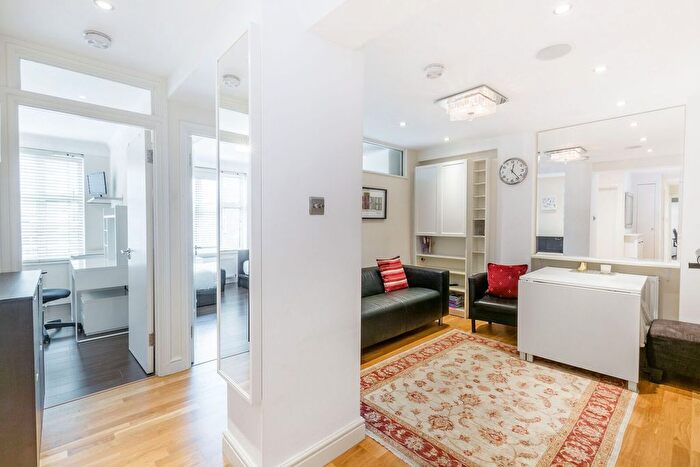 3 Bedroom Flat For Sale In Edgware Road, Hyde Park Estate, London, W2
