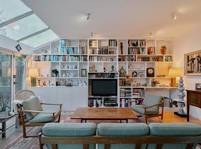 3 Bedroom Flat For Sale In Chatsworth Road, London, NW2