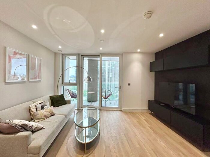 2 Bedroom Flat To Rent In Wandsworth Road, London, SW8
