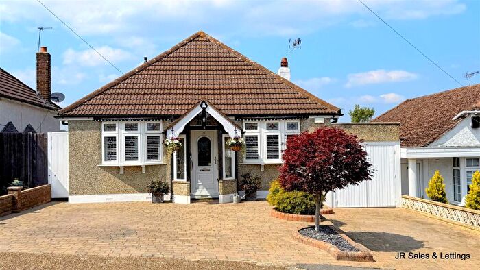 3 Bedroom Detached Bungalow For Sale In Cypress Avenue, Crews Hill, Enfield, EN2