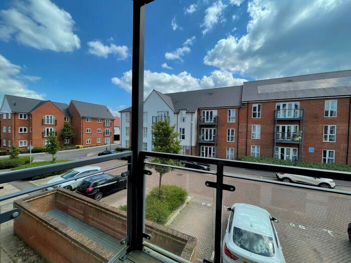2 Bedroom Apartment To Rent In Holmbush Mews, Faygate, Horsham, RH12