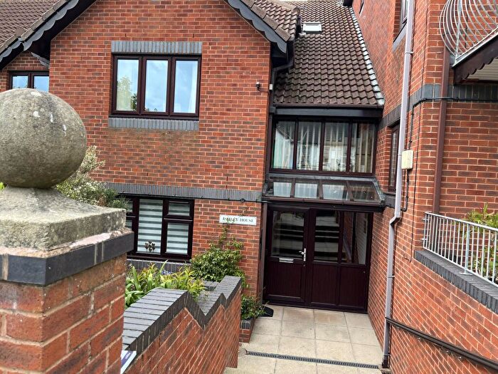 2 Bedroom Flat To Rent In Ashley House, Exmouth, EX8