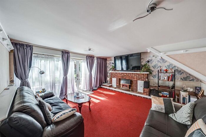 5 Bedroom Detached House For Sale In Drudgeon Way, Bean, Dartford, DA2