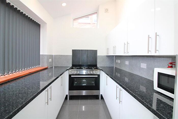 4 Bedroom House To Rent In Kimbolton Avenue, Nottingham, NG7
