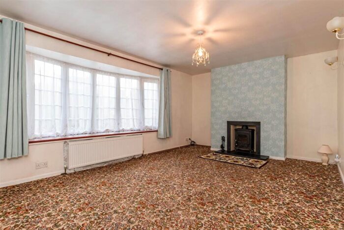 3 Bedroom Semi Detached House For Sale In Crabtree Close, Castle Donington, Derby, DE74