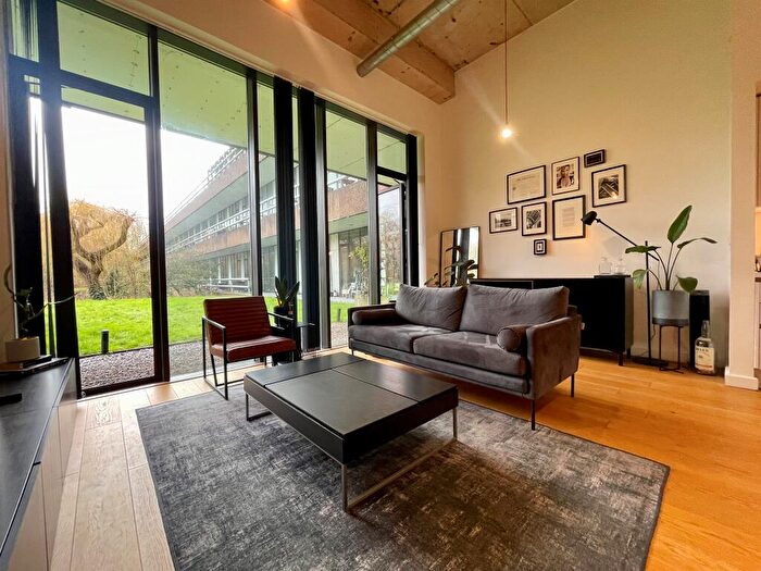 1 Bedroom Flat For Sale In Lake Shore Drive, Bristol, BS13