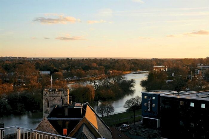 3 Bedroom Flat To Rent In Holland Gardens, Brentford, TW8