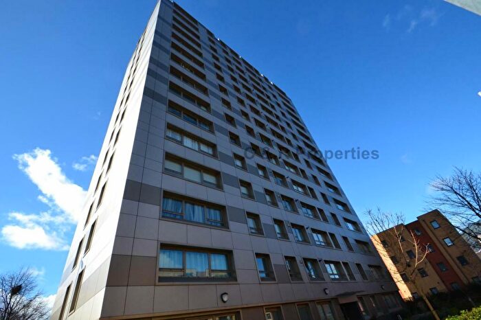 2 Bedroom Flat To Rent In Hornchurch Court, Bonsall Street, M15