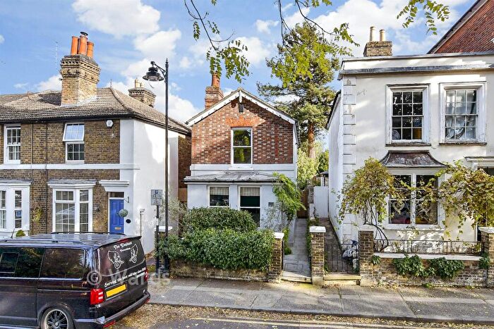 2 Bedroom Detached House For Sale In The Mall, Faversham, Kent, ME13