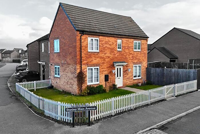 3 Bedroom Semi Detached House For Sale In Stanley Main Avenue, Featherstone, Pontefract, WF7
