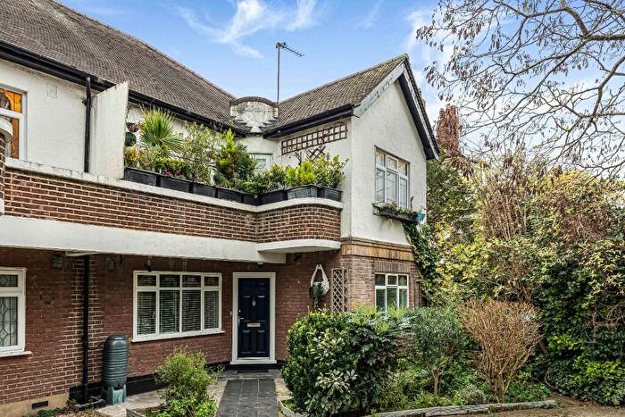 3 Bedroom Ground Maisonette For Sale In Beechwood Park, London, E18