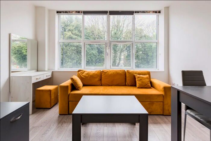 Studio To Rent In High Street, Edgware, HA8