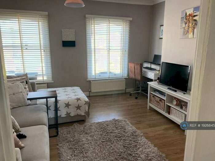 1 Bedroom Flat To Rent In First Floor Grove Road, London, E17