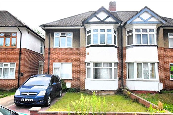 2 Bedroom Flat For Sale In Marlborough Road, Hanworth, Middlesex, TW13