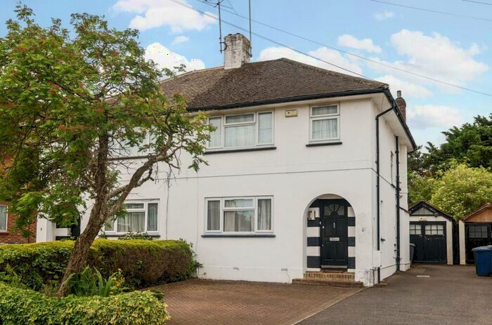 3 Bedroom Semi-Detached House To Rent In Pyecombe Corner, Woodside Park, N12