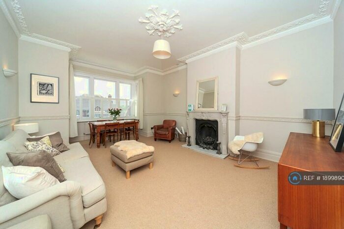 3 Bedroom Flat To Rent In The Drive, Hove, BN3