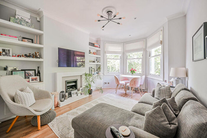 3 Bedroom Flat For Sale In Middle Lane, Crouch End, London, N8