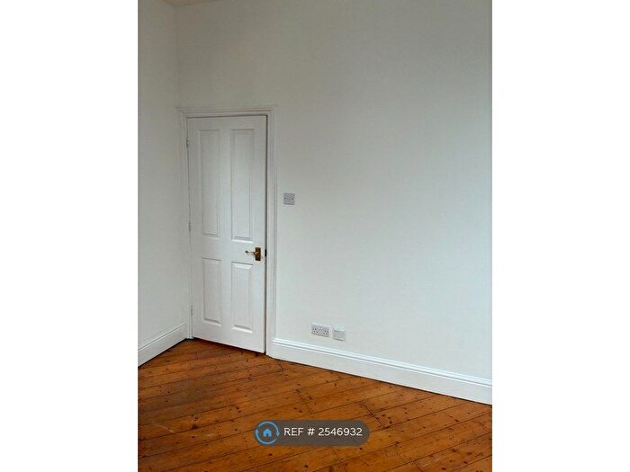 1 Bedroom Flat To Rent In Blythe Road, Hammersmith, W14