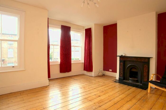 3 Bedroom Flat To Rent In Grove Hill Road, Camberwell, London SE5