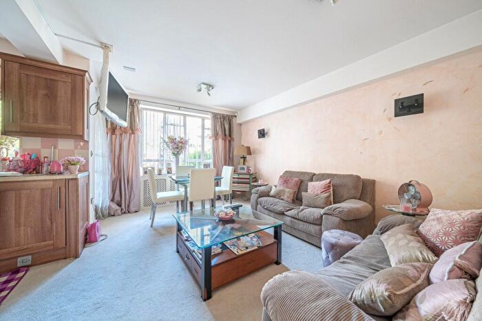2 Bedroom Flat For Sale In Champion Hill, London, SE5
