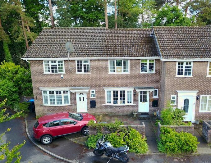 3 Bedroom Terraced House To Rent In Pinetrees Close, Copthorne, Crawley, RH10