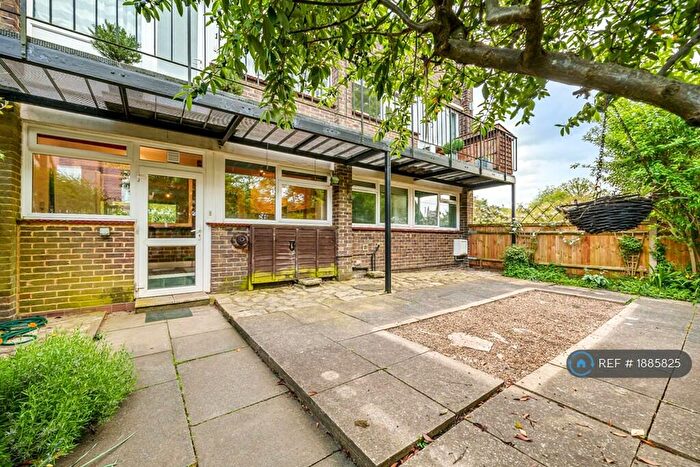 2 Bedroom Flat To Rent In Weyside, Farnham, GU9